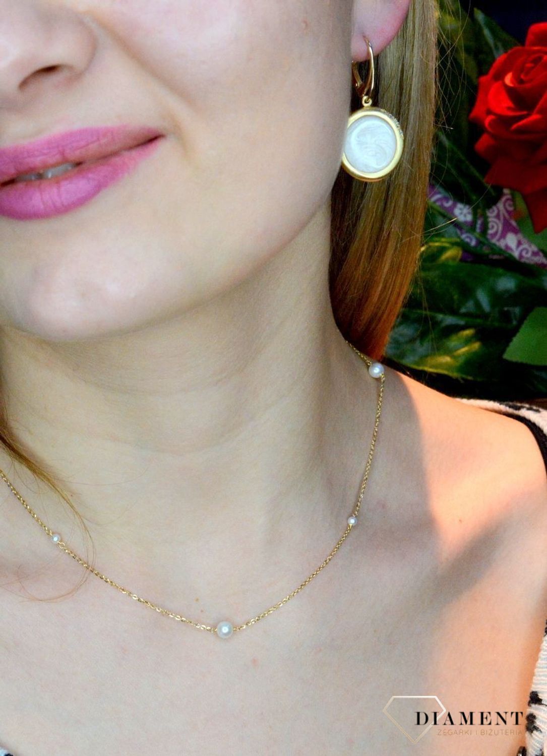 Srebrne kolczyki wiszące pozłacane z masą perłową OR AQ H4180227WH. Srebrne kolczyki okrągłe z masą perłową pozłoceniu. Kolczyki wykonane z srebra próby 925 w pozłoceniu żółtego złota. Biżuteria z masą perłową to jeden z.jpg